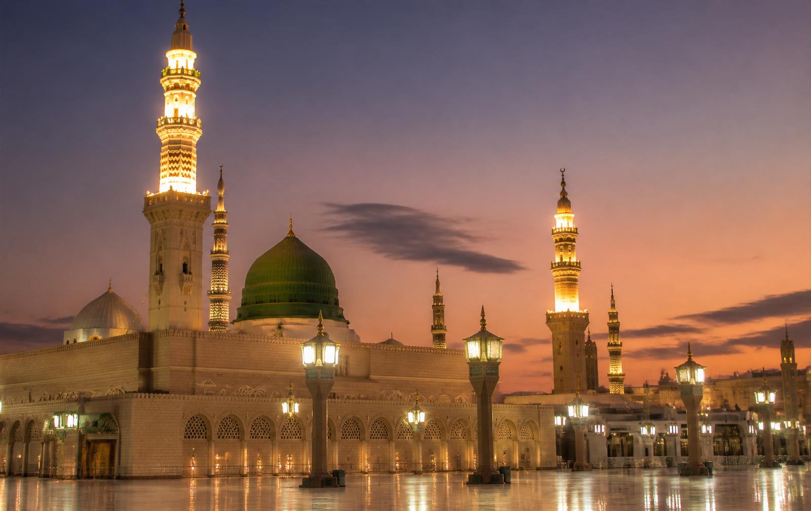 The green dome of Masjid an-Nabawi in Madinah at dusk